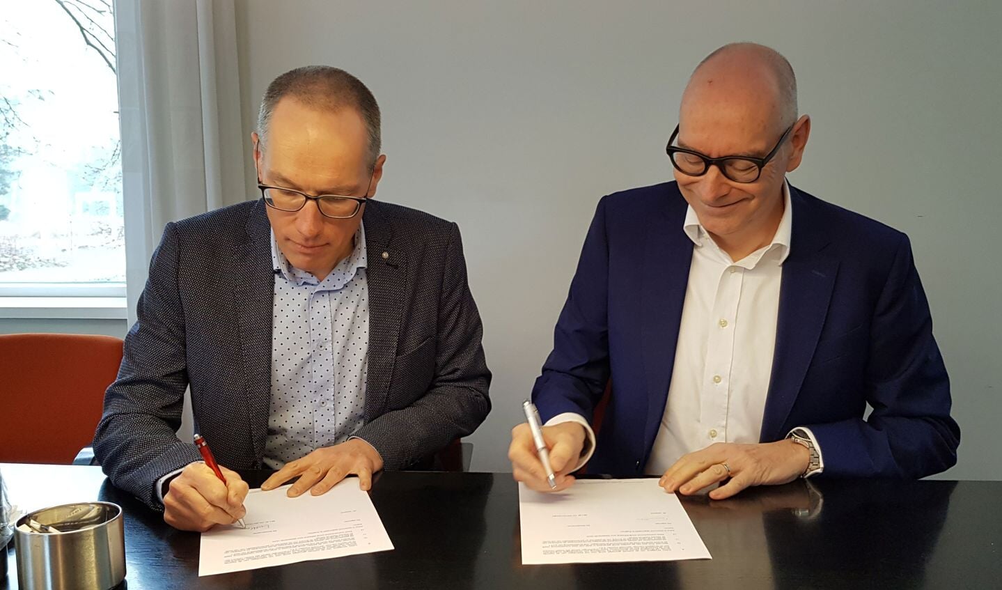 Archivaris Etienne van den Hombergh (l) en Rob Jaspers van de Raad van Bestuur van GGNet ondertekenen de overeenkomst. Foto: PR