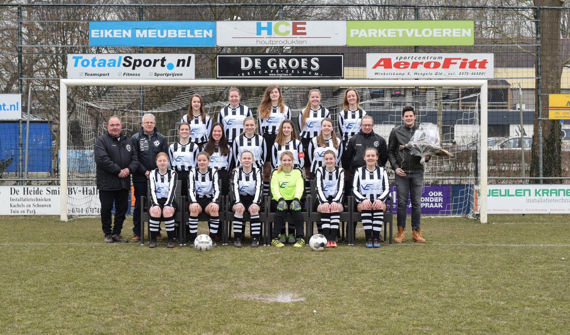 Dames van Zelhem MO-19 met sponsor. Foto: PR