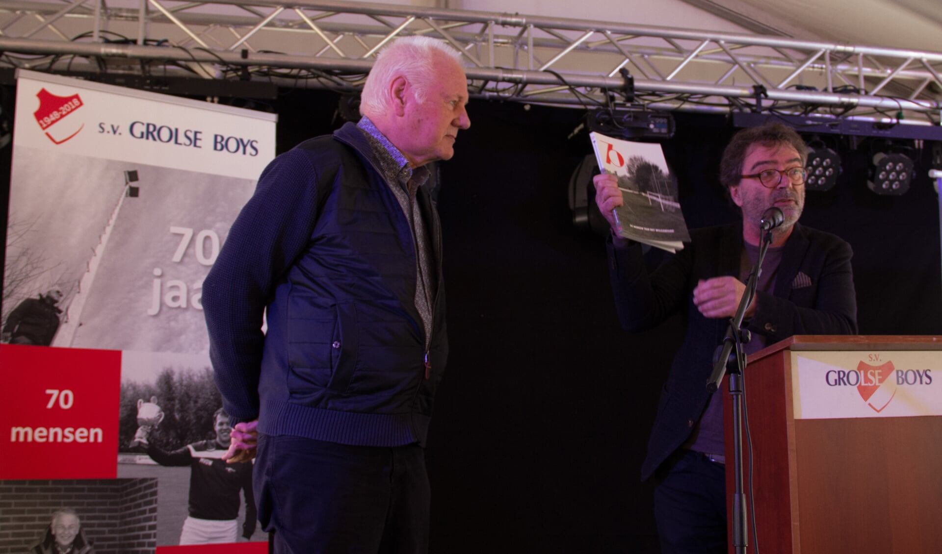 Bert Wagendorp reikt het eerste exemplaar van het jubileumboek uit aan clubicoon en oud-voorzitter Willie Hagens. Foto: Martine Mokkink
