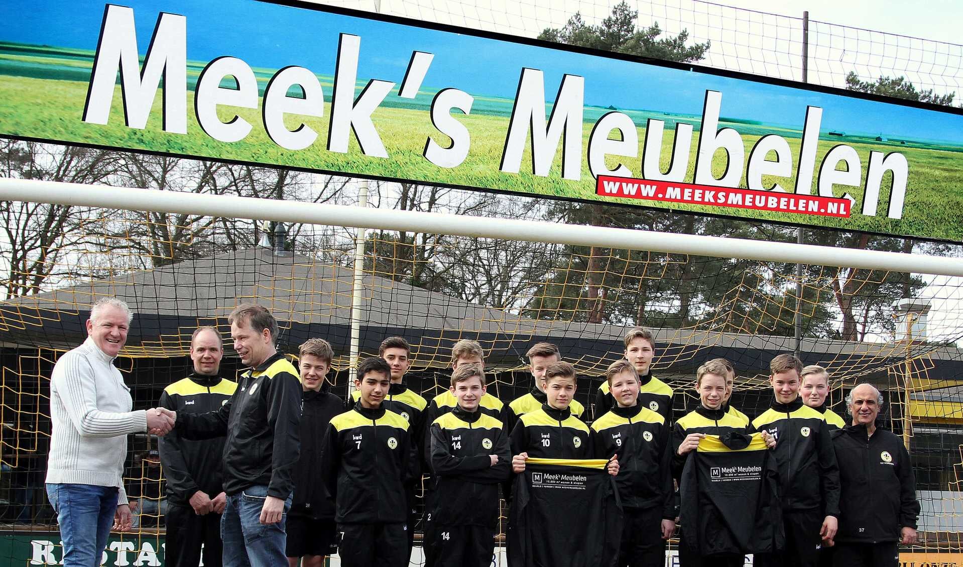 Hans Wullink van Meeks Meubelen bedankt door coach Ferdy van Ditshuizen. Foto: PR