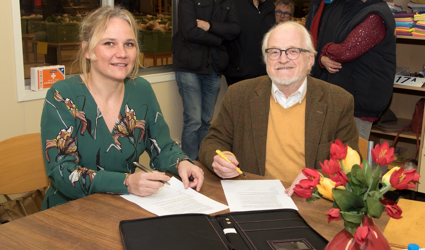 Op vrijdagochtend 9 maart hebben de heer Vrieze, voorzitter van de Voedselbank, en wethouder Annelies de Jonge daarom een samenwerkingsovereenkomst ondertekend. Foto: PR