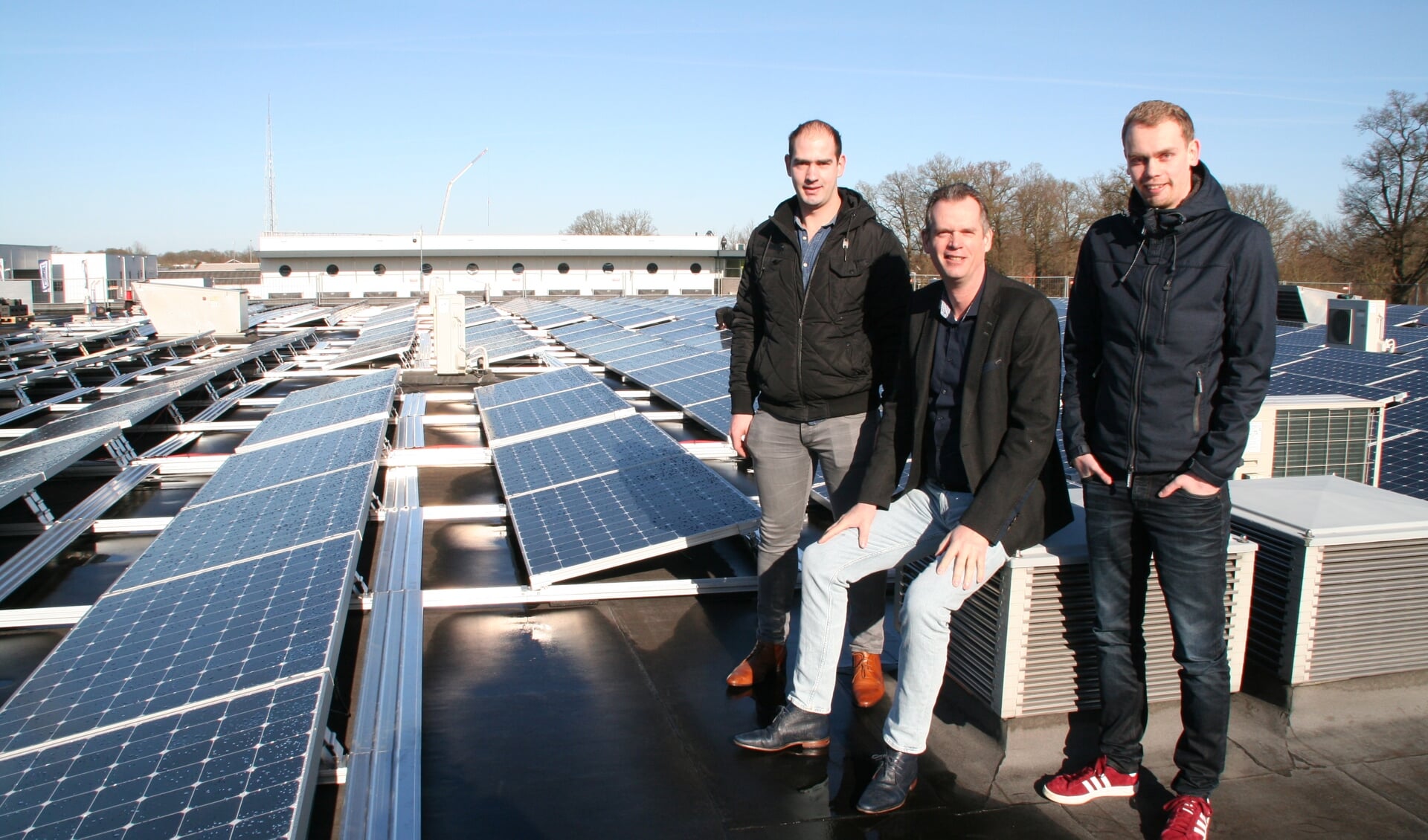 Directeur Frans Verhaegh samen met zijn zoons Joeri (links, werkvoorbereider) en Kjeld (rechts, onderhoudsmonteur) op het dak van Mevo Precision Technology. Foto: PR
