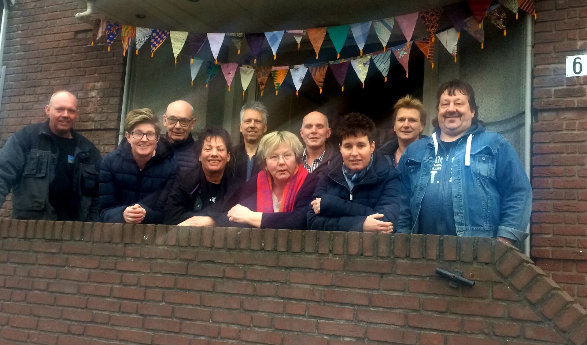 De toneelgroep van de Veldwijkse buurtvereniging bij het Kulturhus in Vorden op de planken. Foto: PR