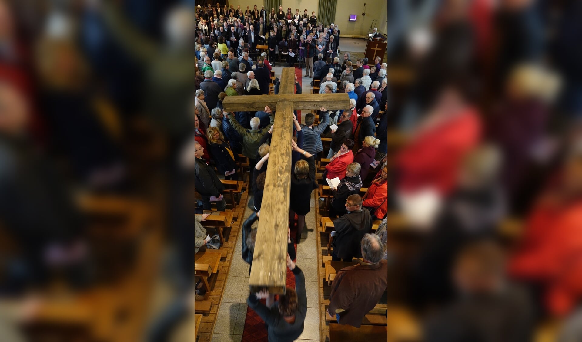 Binnen dragen van het Kruis in Vorden. Foto: Gerrit te Vaarwerk 
