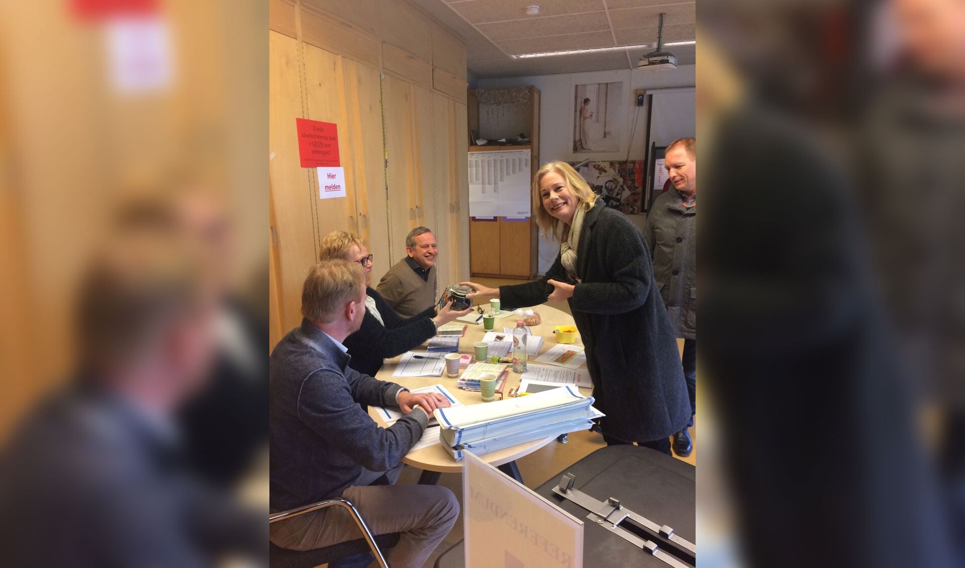 Burgemeester Annemieke Vermeulen en griffier Göran Winters bezoeken vandaag alle 26 stembureaus en bedanken 216 stembureauleden voor hun inzet. Foto: PR