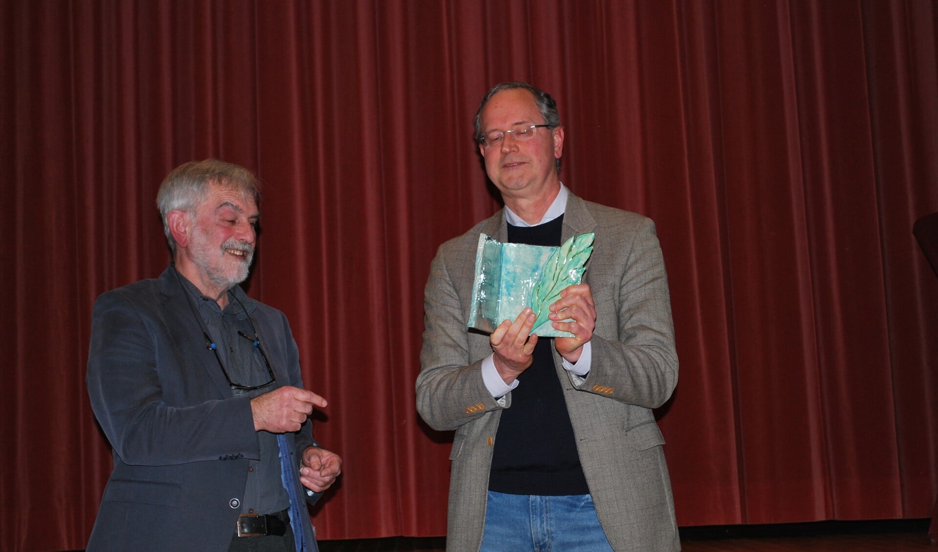 Renée Nijhof ontvangt de prijs voor het boek 'In het voetspoor van Heuvel'. Foto: Margreet Nusselder