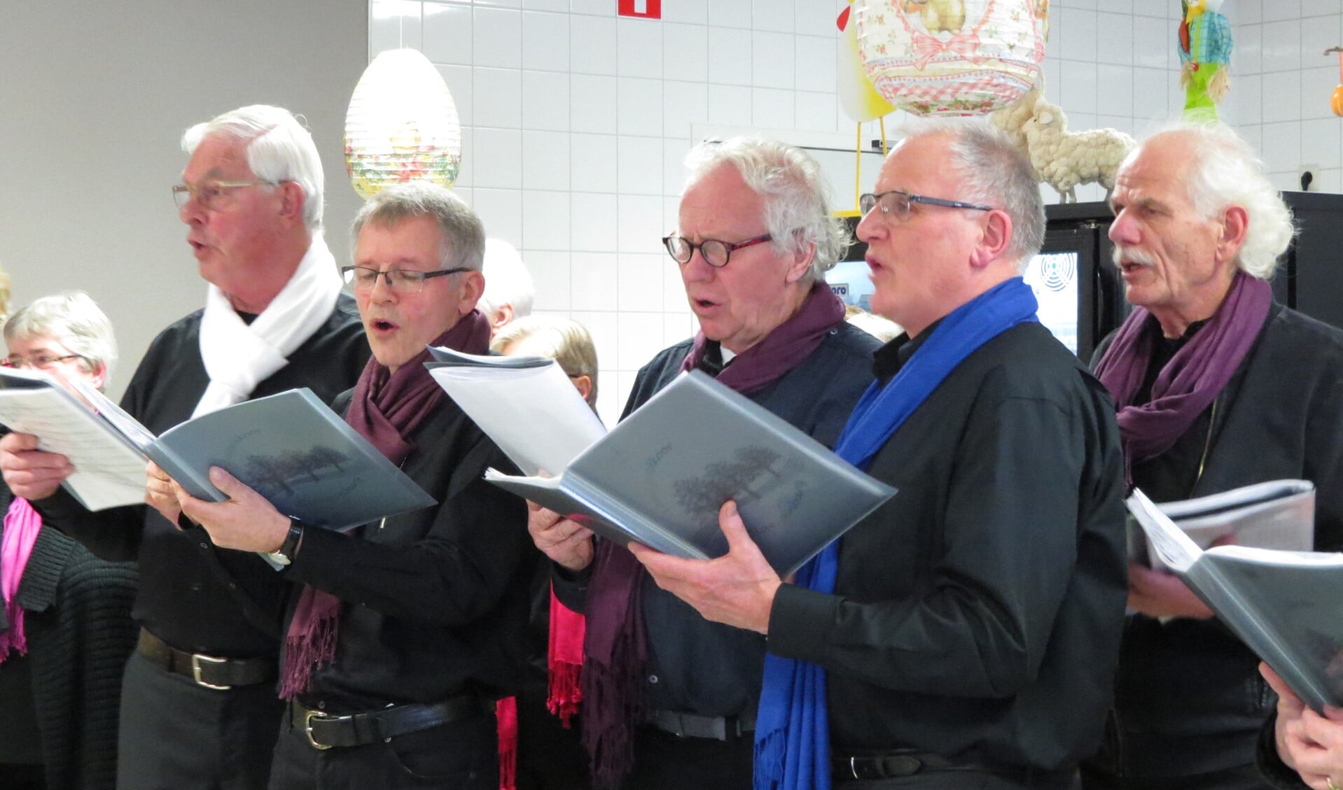 De vijf mannen van het Landgoedkoor Slangenburg. Foto: Josée Gruwel