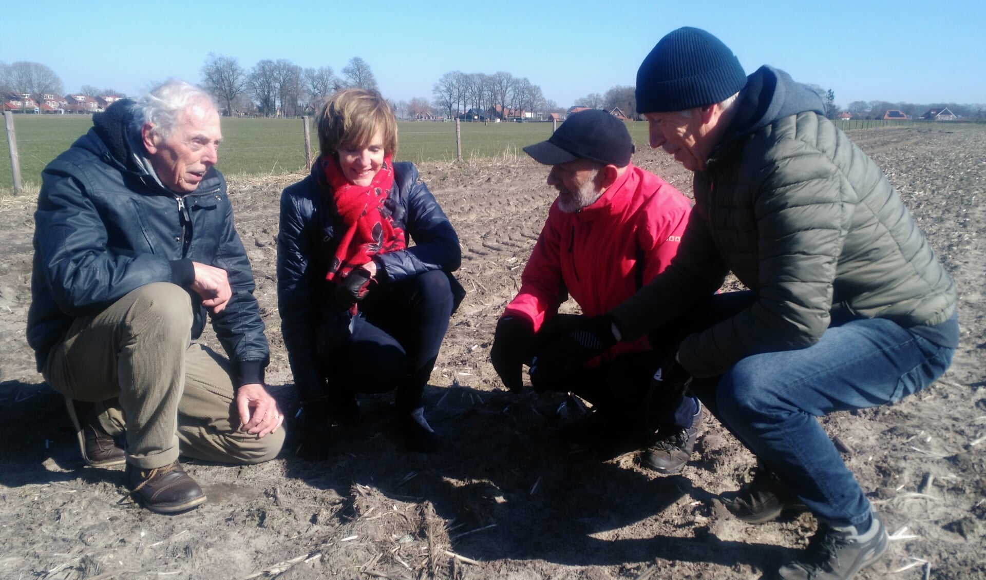 Fons Nijhof, burgemeester Bronsvoort en vogelliefhebbers Tonny Spekschoor en Alex Gerritsen. Foto: Jos Betting
