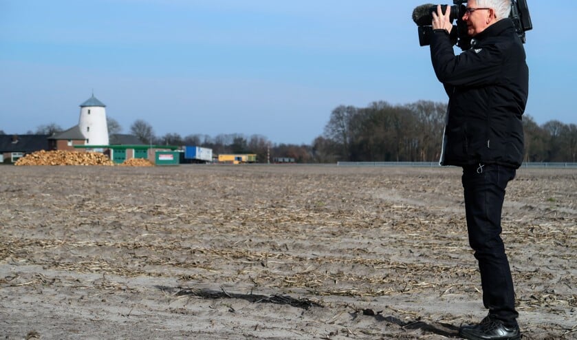 Rudie Kreunen en zijn camera op vertrouwd terrein; de akkers rondom de Varsselring in Hengelo. Foto: Luuk Stam