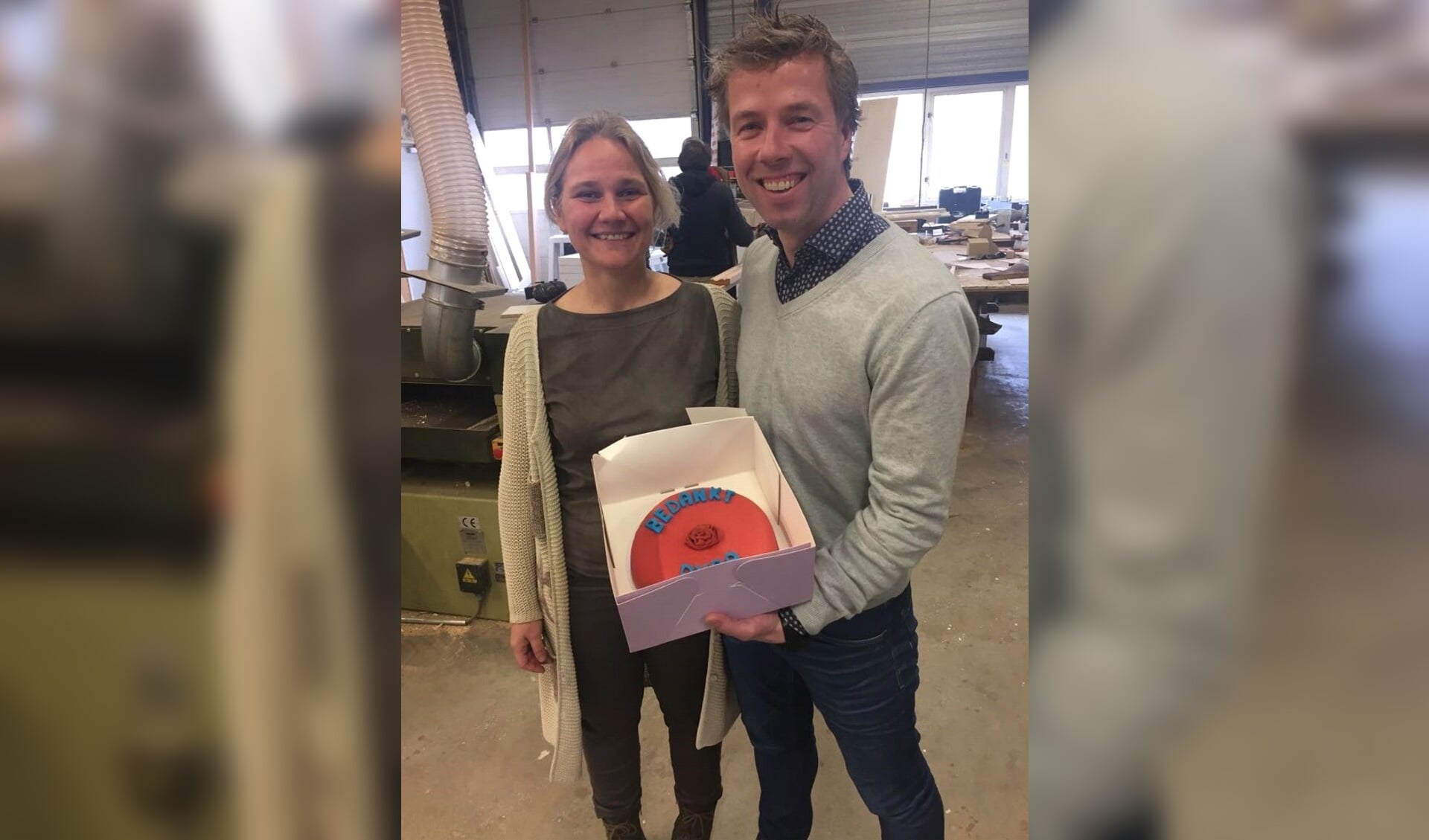 PvdA-wethouder Annelies de Jonge van Werk en
Inkomen overhandigt Jonathan de Lange van Kappert Bouw de rode taart. Foto: PR