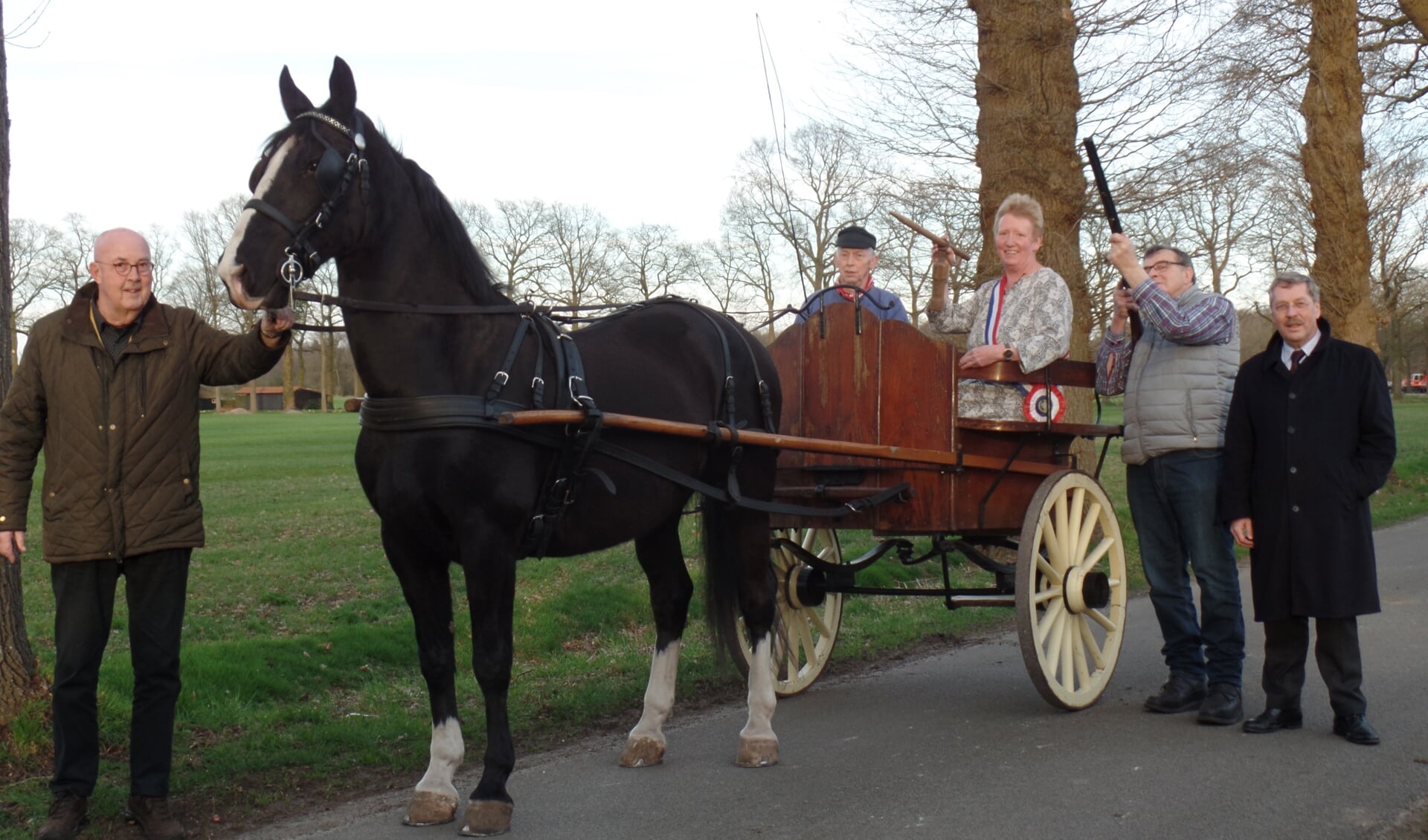 V.l.n.r. De 'slapende' Keizerin Gerrie Enzerink-Hendriksen in de dogcart van Johan Heuvelink geflankeerd door Willem Oldenhave (met geweer) en oud-voorzitter Johan Norde(l) en de huidige voorzitter van Oranjevereniging Vorden Frank van Setten (r). Foto: Jan Hendriksen