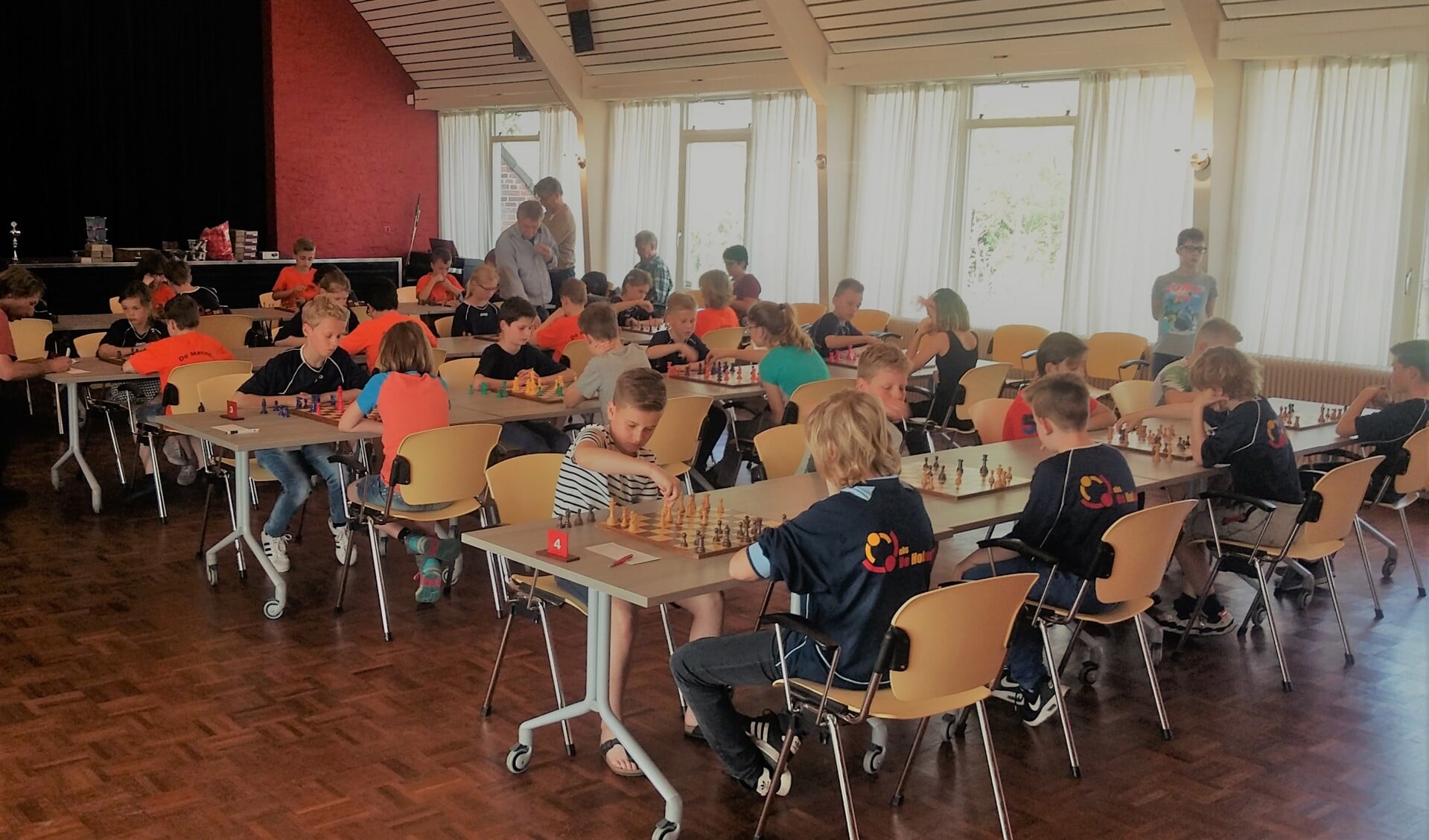 De schakers geconcentreerd bezig aan hun partijen. Foto: Leo Vis