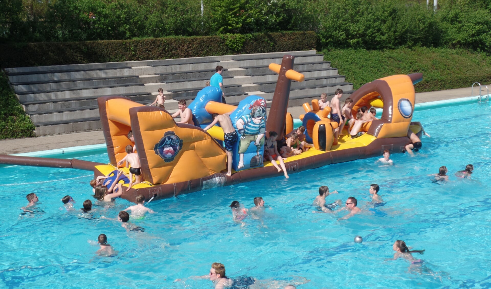 De jeugd vermaakte afgelopen weekeinde in het zwembad zich met een tien meter groot Piratenschip. Foto: Jan Hendriksen. 