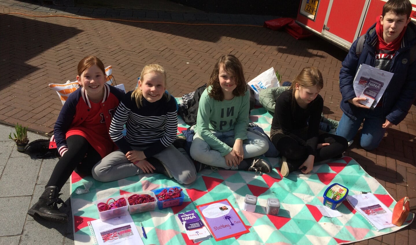 De leerlingen op de markt in Lichtenvoorde. Foto: Henri Walterbos