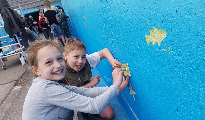 Leerlingen van de Sint Antoniusschool uit Vragender werken aan de fietstunnel. Foto: Kyra Broshuis