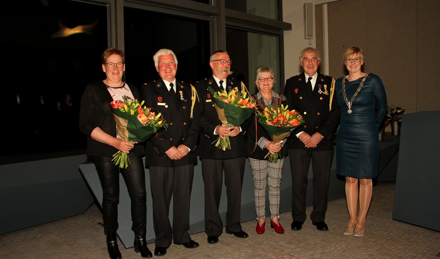 Koninklijke onderscheidingen uitgereikt in Bronckhorst. V.l.n.r. Jannie en Henk Lubbers, Bennie Massen, Thea en Theo Nibbelink en burgemeester Marianne Besselink. Foto: Liesbeth Spaansen