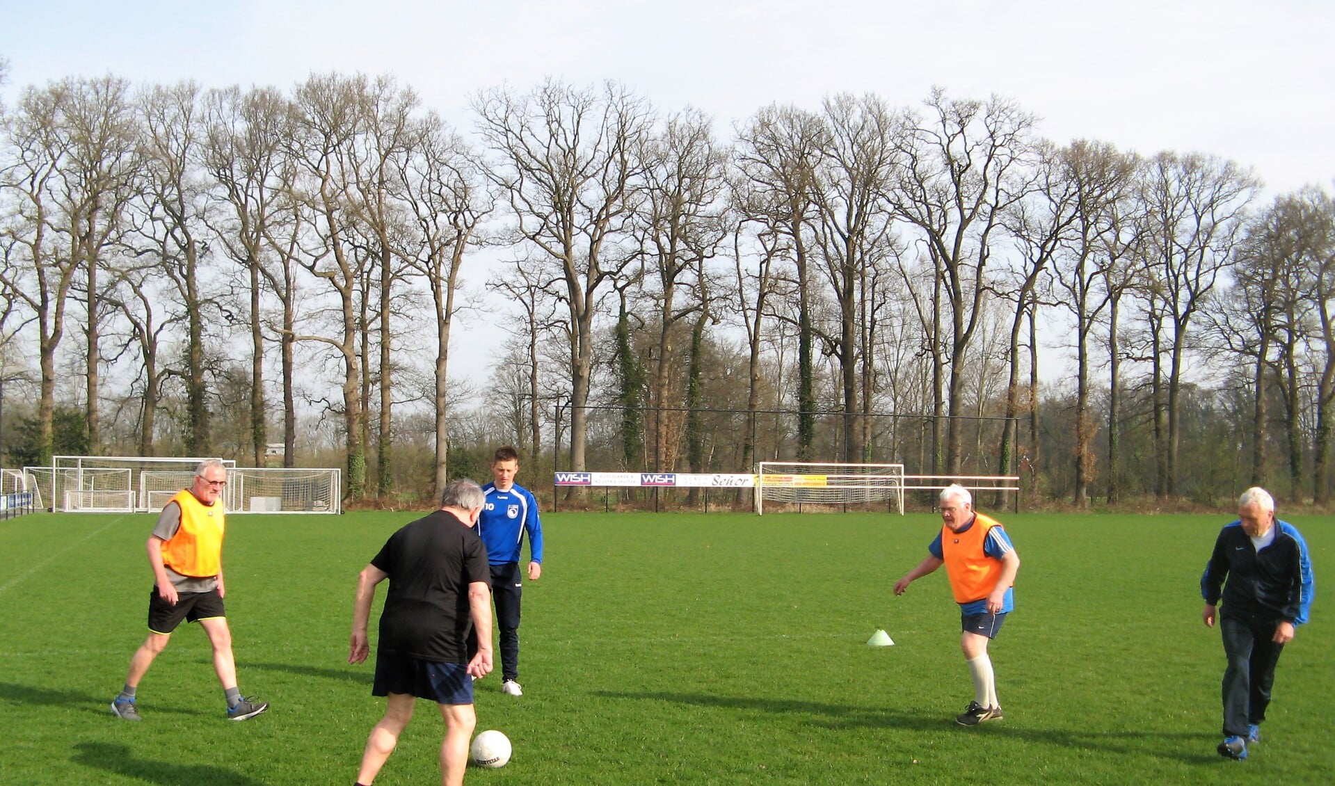 De senioren die meedoen aan de demo walking voetbal, hebben zich vorige week onder leiding van Tom de Reus (blauw shirt) en Gijs ten Brinke voorbereid. Foto: Bart Kraan