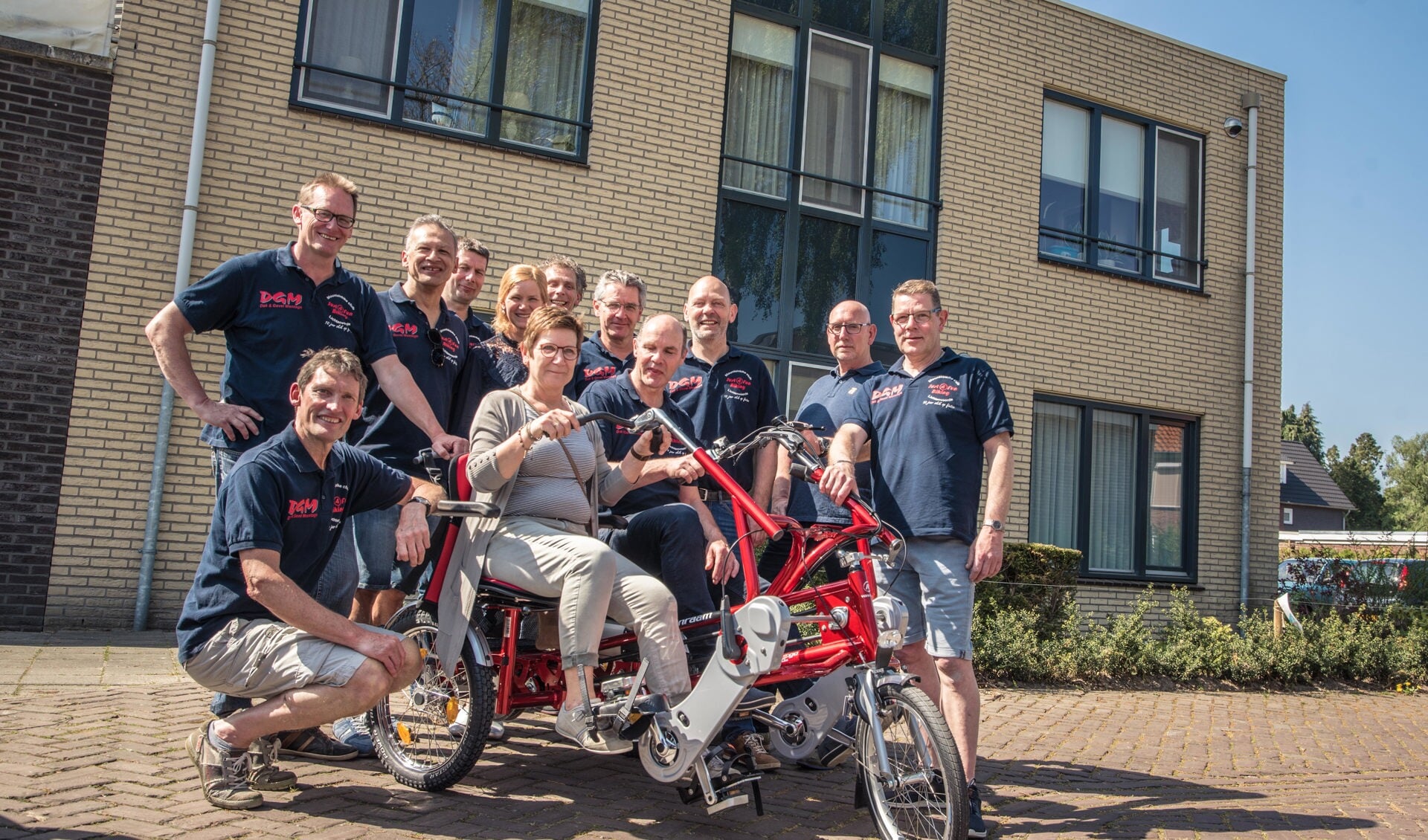 Irma van Zutphen samen met de leden van Just4Fun Biking. Foto: Rick Mellink