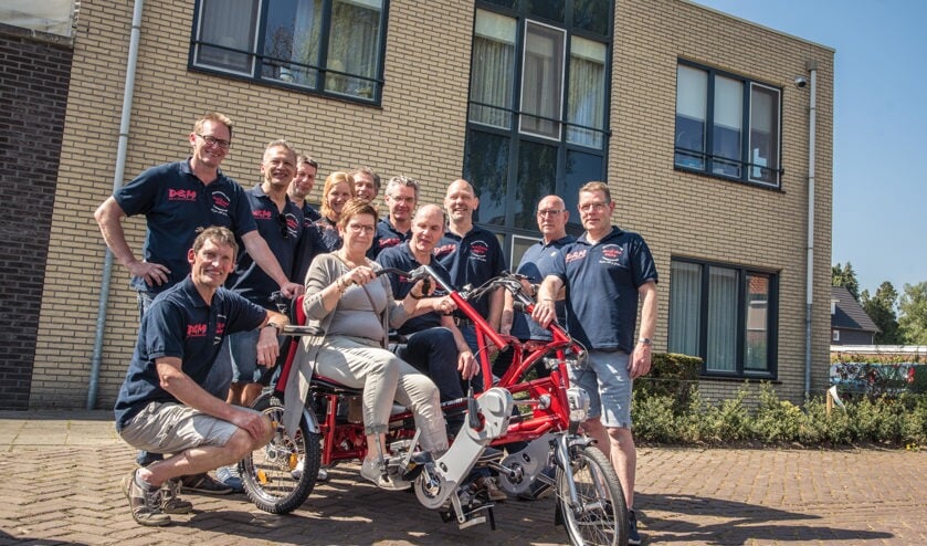 Irma van Zutphen samen met de leden van Just4Fun Biking. Foto: Rick Mellink