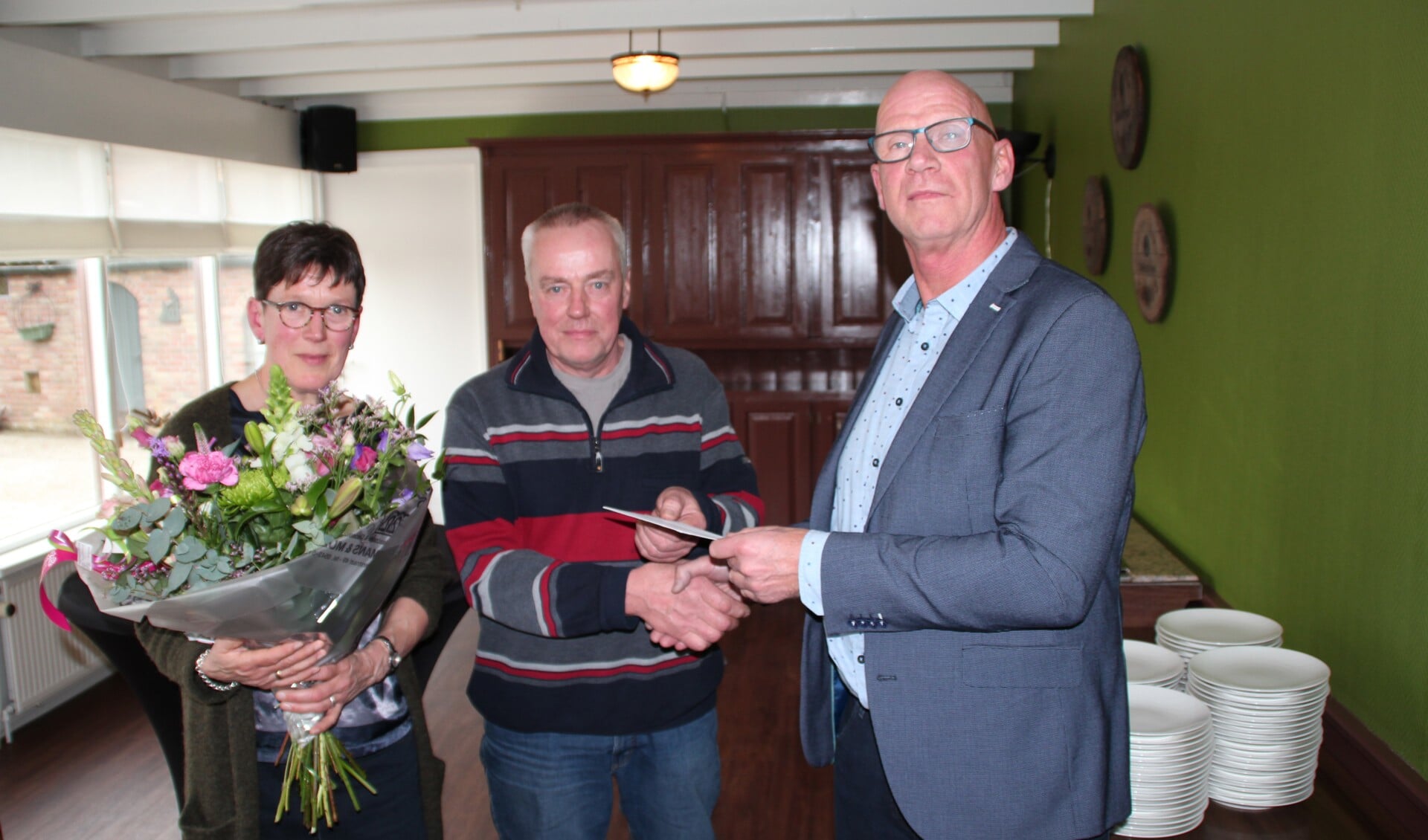 Directeur Ben Bengevoord feliciteert Henk Geerdes en zijn echtgenote Anja met het veertigjarig dienstjubileum bij Klein Poelhuis Konstruktie. Foto: Klein Poelhuis Konstruktie