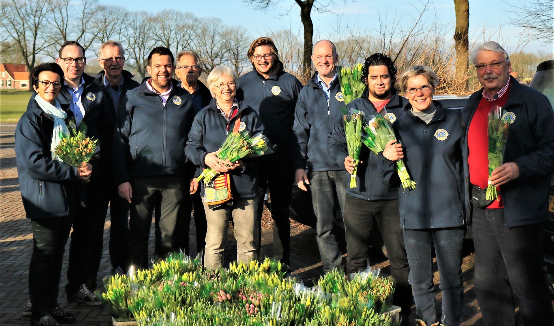 Leden van de Lionsclub Bronckhorst verkochten drieduizend bossen tulpen. Foto: PR