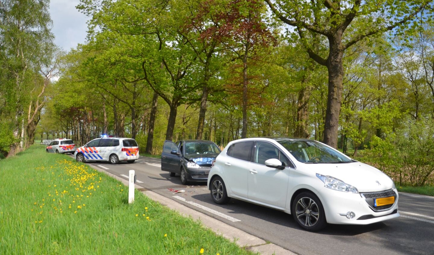 Beide personen zijn voor controle naar het ziekenhuis in Doetinchem gebracht.. Foto: GinoPress B.V.