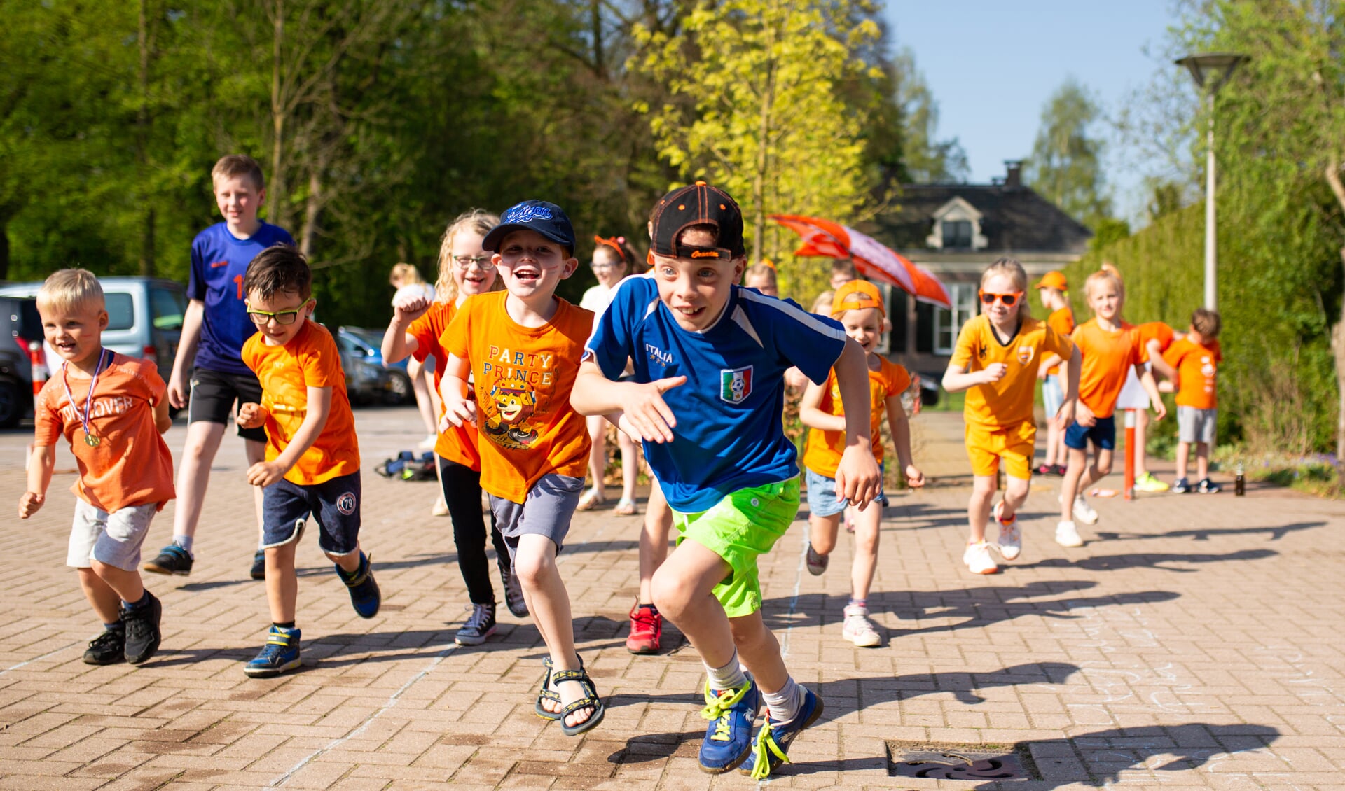 Kinderen van de Garve genieten van de sportieve Koningsspelen. Foto: Josine Breukink