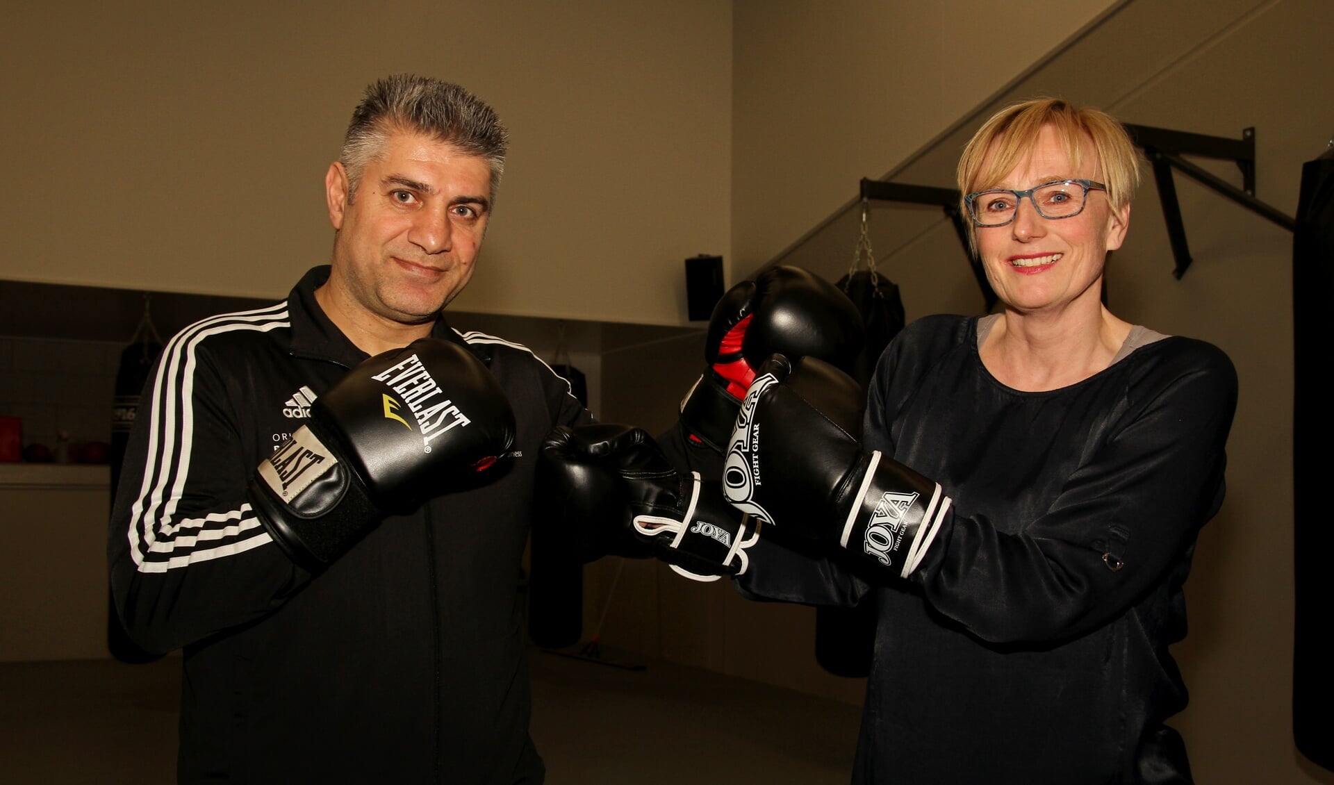Burgemeester Besselink durft het aan tegen bokser Orhan Delibas. Foto: Liesbeth Spaansen