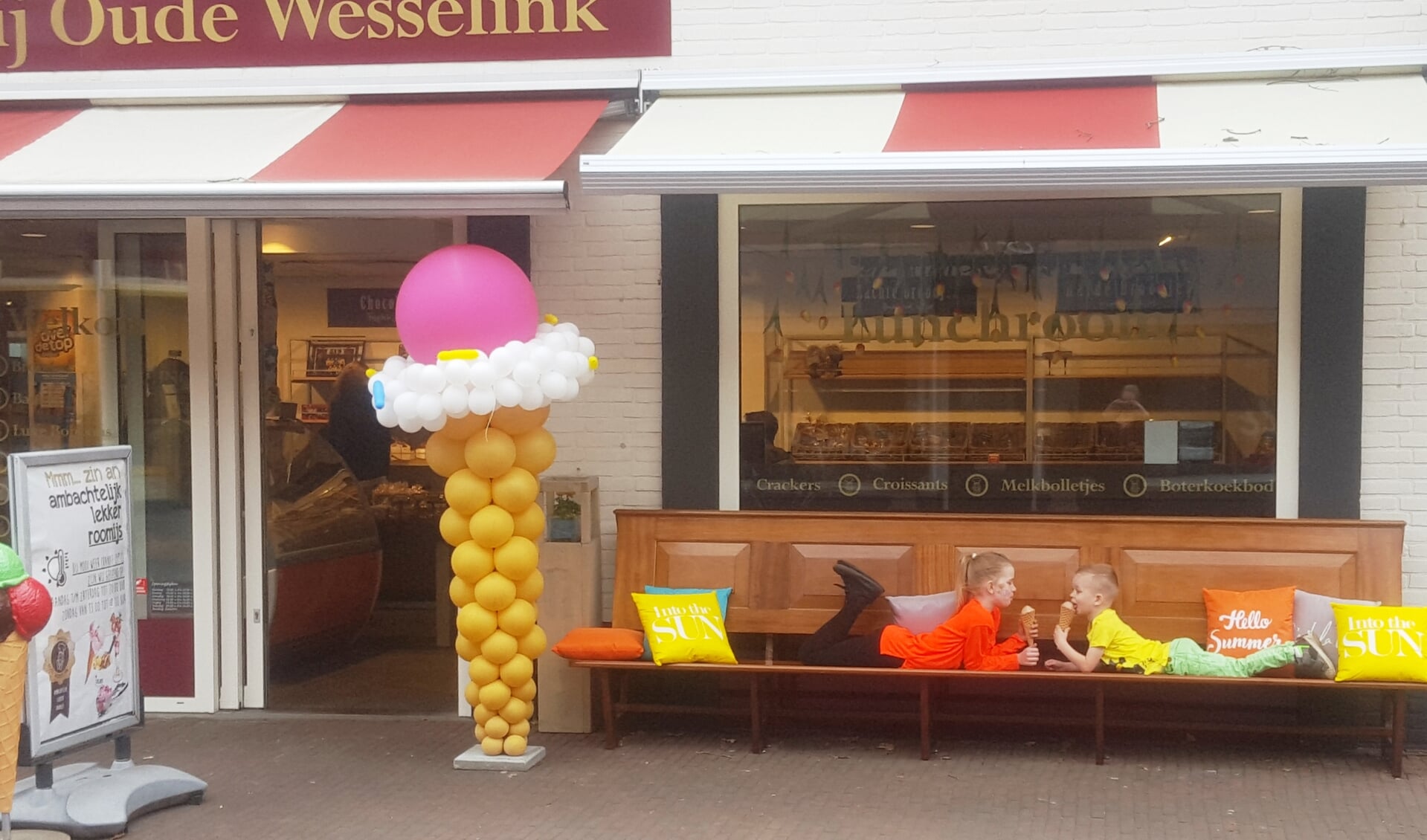 De gerestaureerde kerkbanken bieden nu een prima plek om te genieten van een ijsje of andere producten van bakkerij Oude Wesselink. Foto: PR