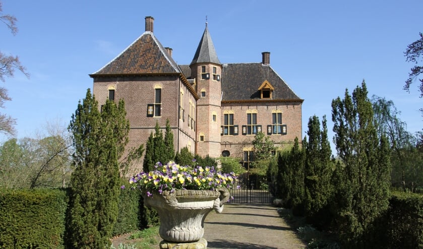 <p>Het kasteel en het terrein vanaf de voorkant van beide bruggen op het complex is de privéruimte van de bewoners, de overige paden en wegen zijn vrij en openbaar toegankelijk. Foto: Liesbeth Spaansen</p>