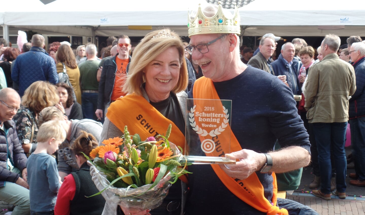 Schutterskoning Mark Rouwen met zijn vrouw Gracia. Foto: Jan Hendriksen