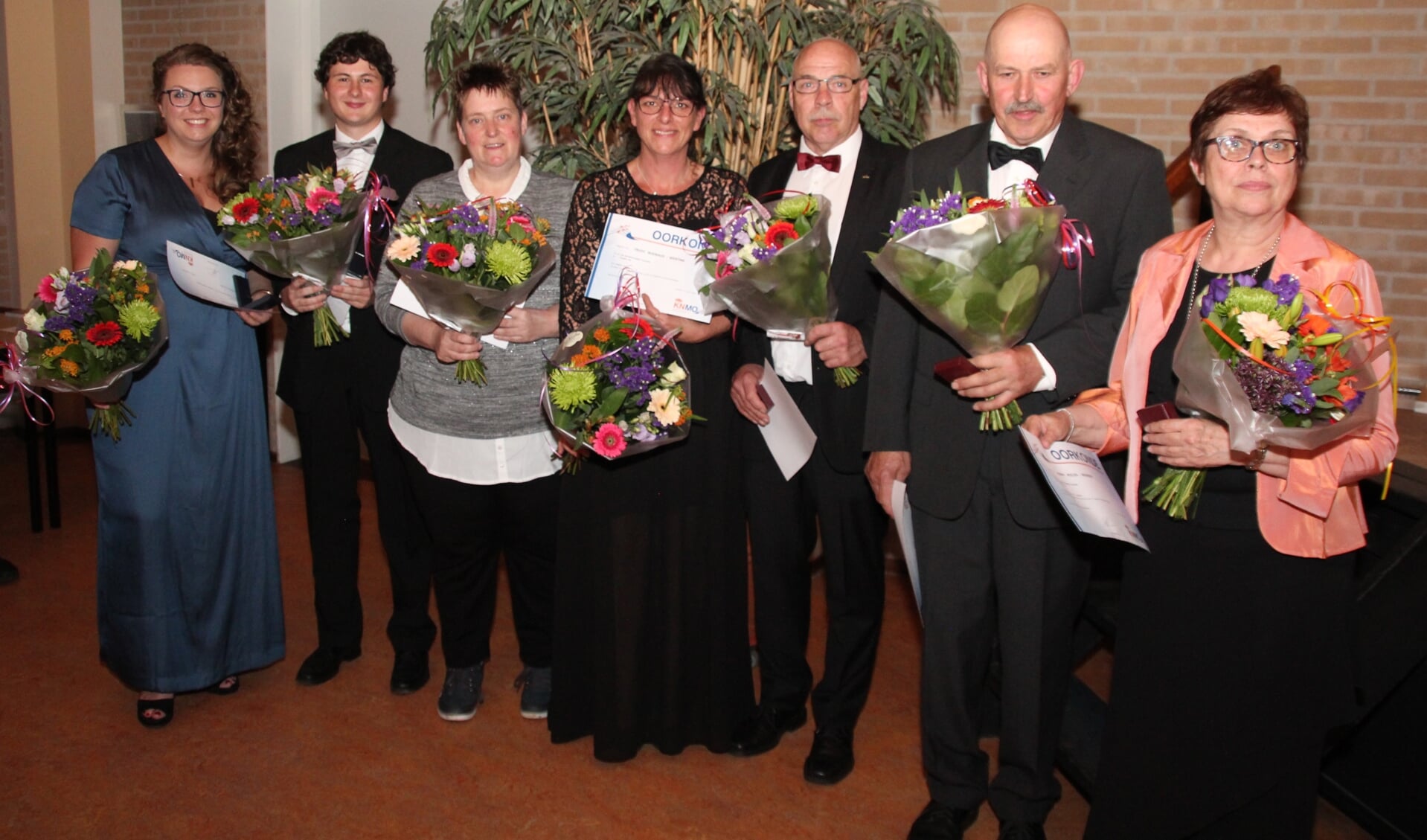 De jubilarissen op de foto  zijn van links naar rechts:  Karin Romeijnders, Christiaan Jolink, Ada Lubbers, Trudy Nijenhuis, Ap Roenhorst, Albert Menkveld en Henny Peelen. Foto: Eddy Jolink