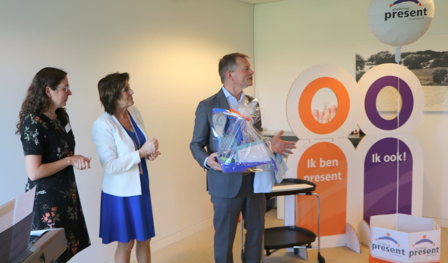 Wethouder Antoon Peppelman neemt het ‘presentje’ van Present in ontvangst als formeel startsein. Foto: PR Present Bronckhorst