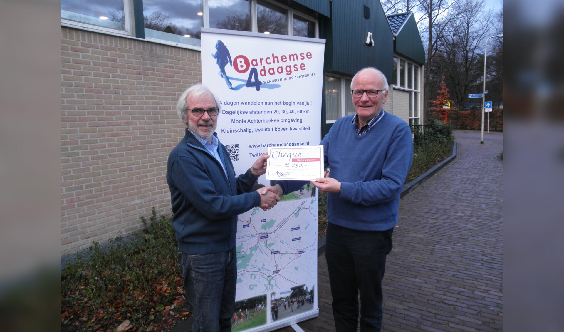 Foto: Arie Wezemer van de Stichting Roparun (links) ontvangt een cheque uit handen van voorzitter Henk Luesink van de Barchemse 4Daagse. Foto: PR. 