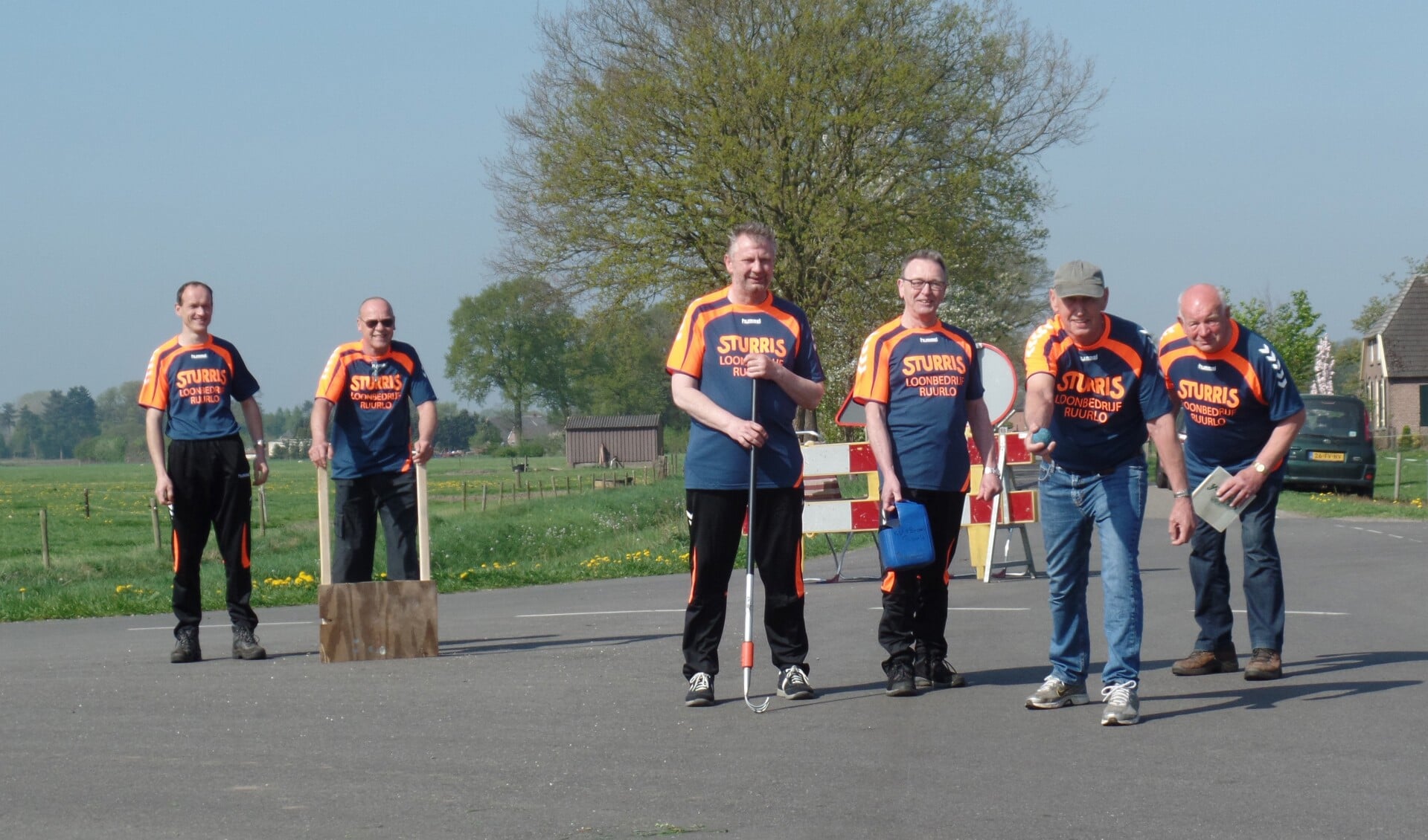 De jubilerende klootschietvereniging 't Broek nam zelf ook aan het toernooi deel. Foto: Jan Hendriksen. 
