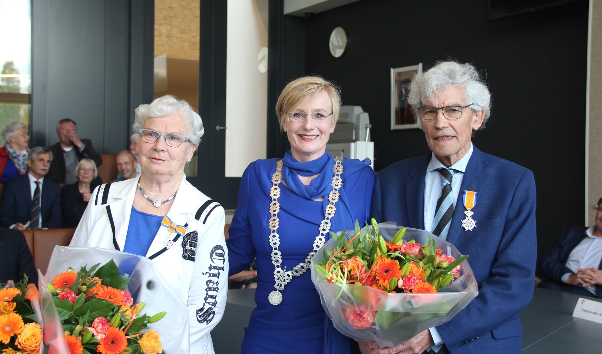 Gedecoreerden Paula Gasseling-Smeenk en Kees Bakker met burgemeester Marianne Besselink. Foto: Gemeente Bronckhorst