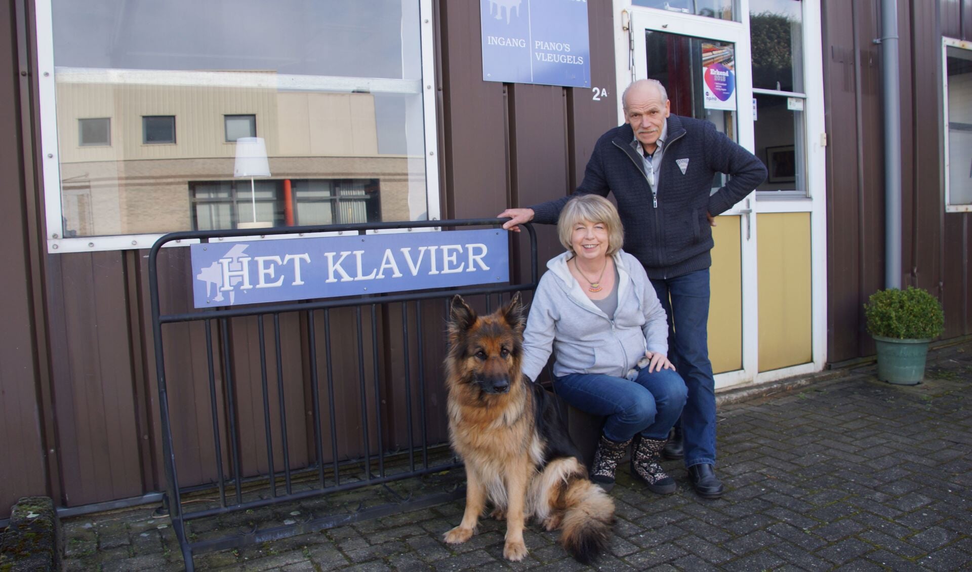 Rita Boshart en Jack van Dodewaard met hun trouwe viervoeter voor het pand aan de Ambachtsweg 2 in Vorden. Foto: Bernadet te Velthuis