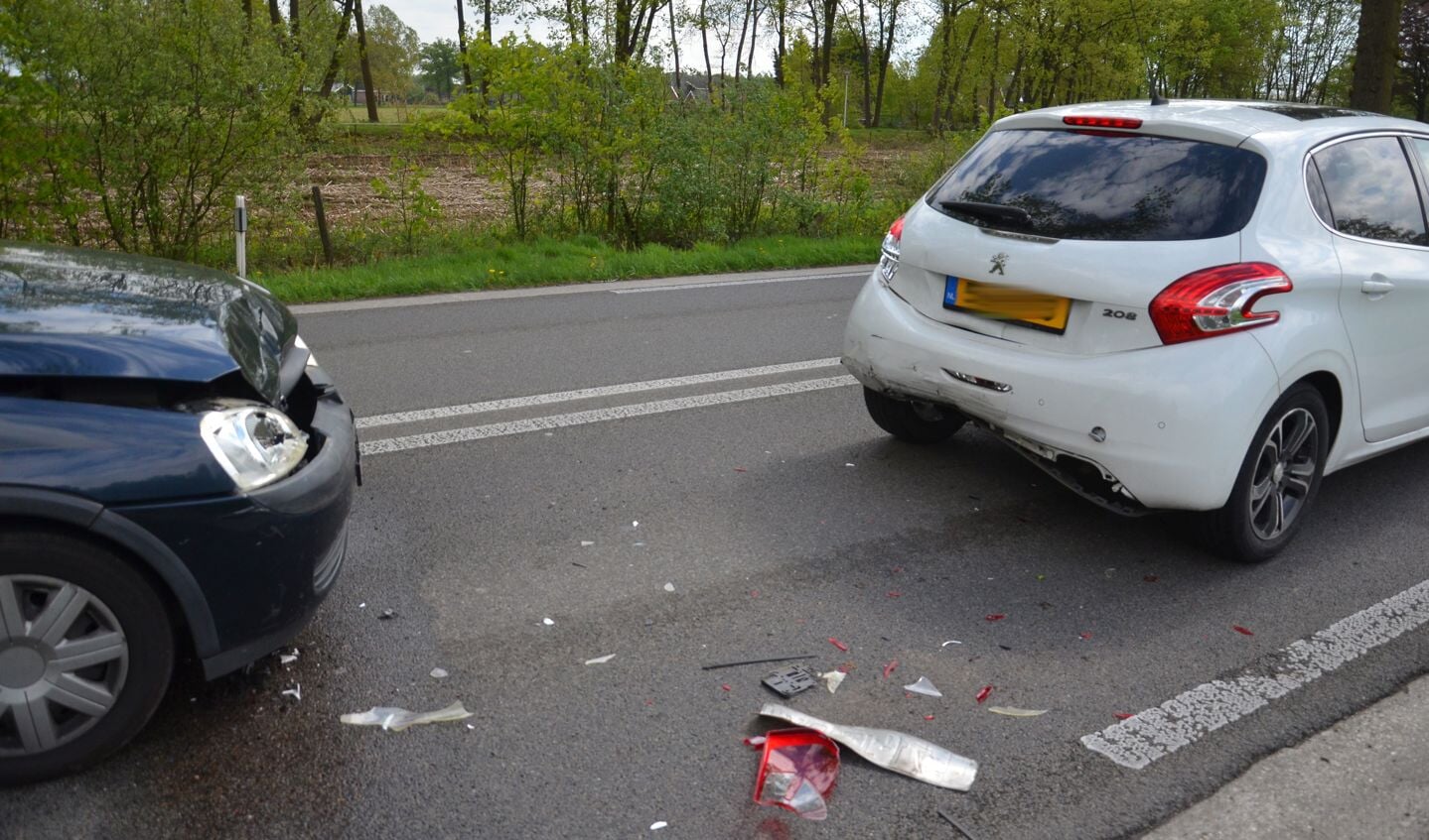 Een automobilist merkte het langzaam rijdende verkeer voor zich te laat op en botste op zijn voorgangster. Foto: GinoPress B.V.