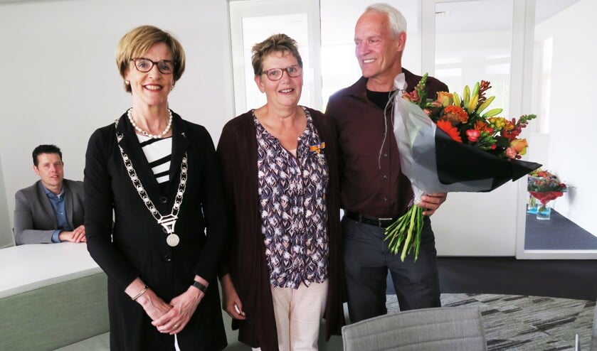 Samen met echtgenoot André geniet Vera Bloemberg-Betting van de Koninklijke Onderscheiding. Foto: Theo Huijskes