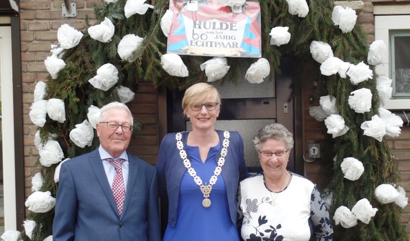 Burgemeester Marianne Besselink te midden van Harry en Dinie ten Pas. Foto: Jan Hendriksen.