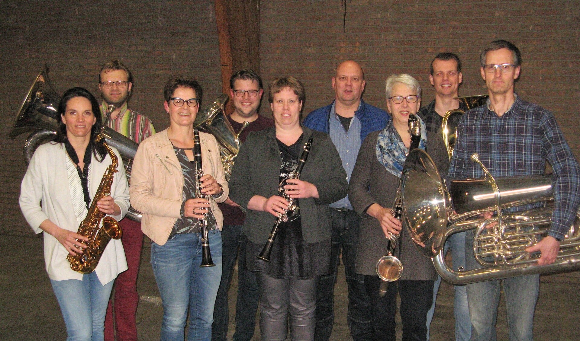 Hank Hakstege (midden, zonder instrument) en Agnes Hengeveld (klarinettist in het midden) te midden van muzikanten van beide verenigingen. Foto: Bart Kraan