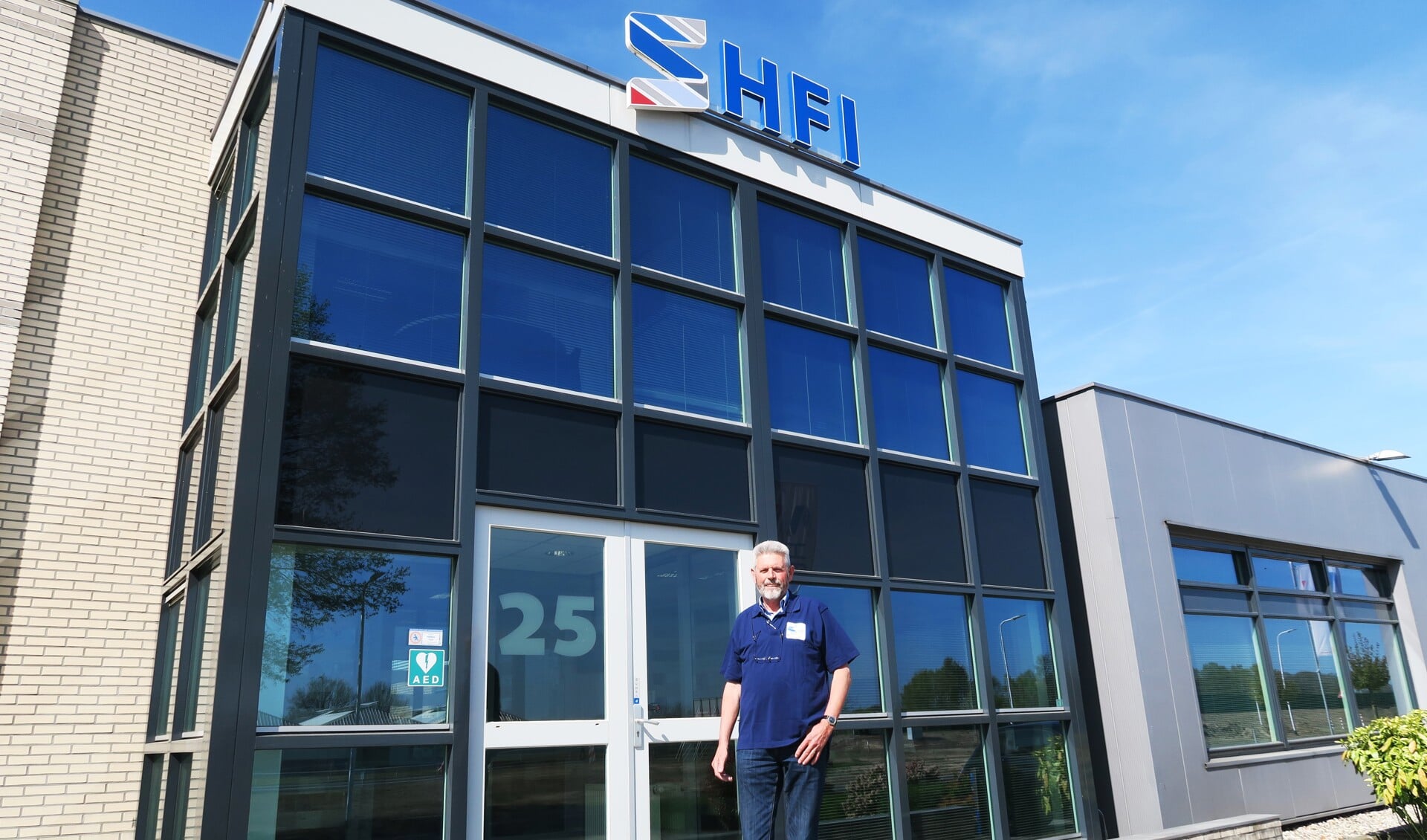 Johan Huurneman, staand voor het bedrijf HFI in Groenlo. Foto: Theo Huijskes