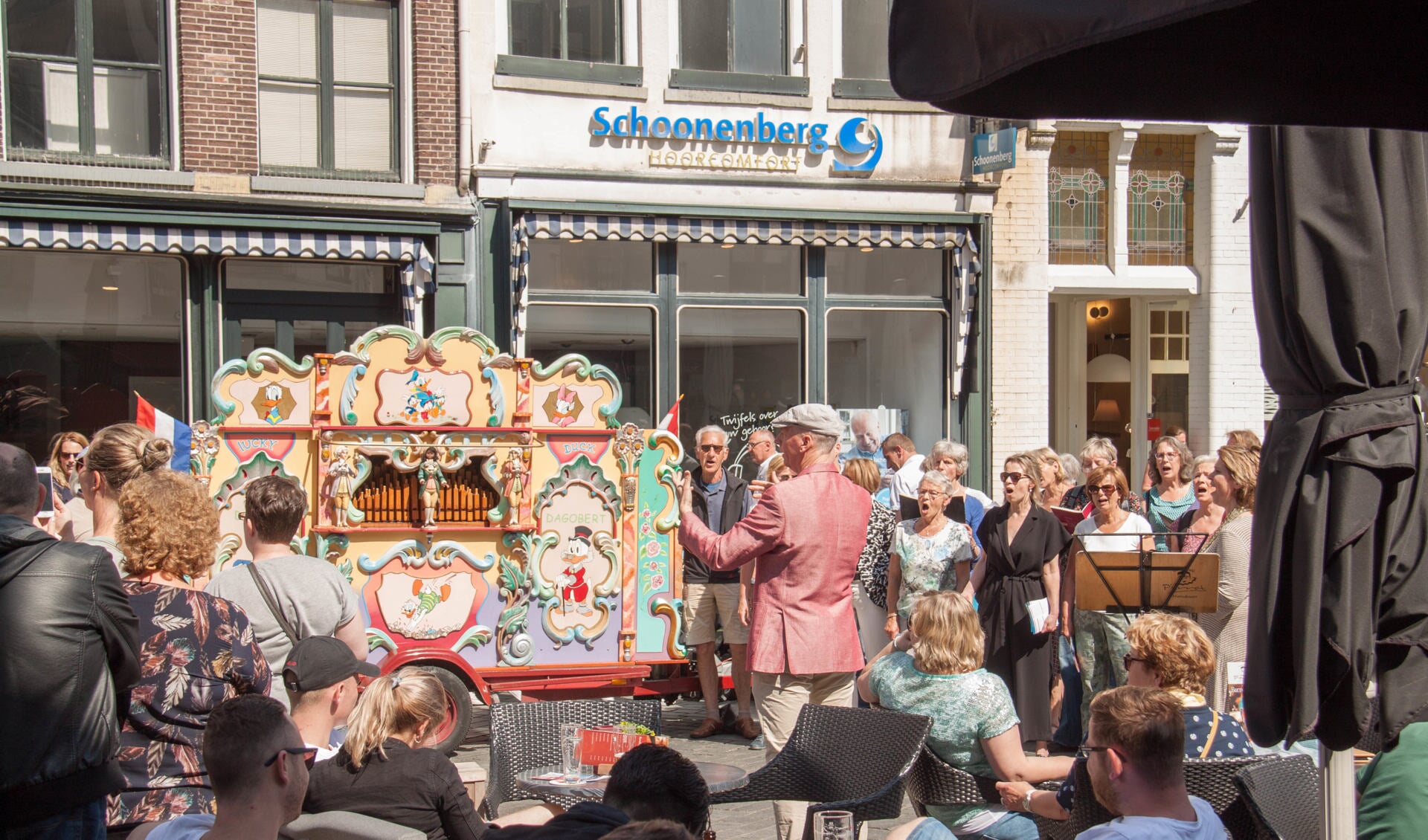 Rondom de Zutphense markt werd Gloria van Vivaldi zongen, begeleidt door draaiorgel Veronica. Foto: Leo van Eden