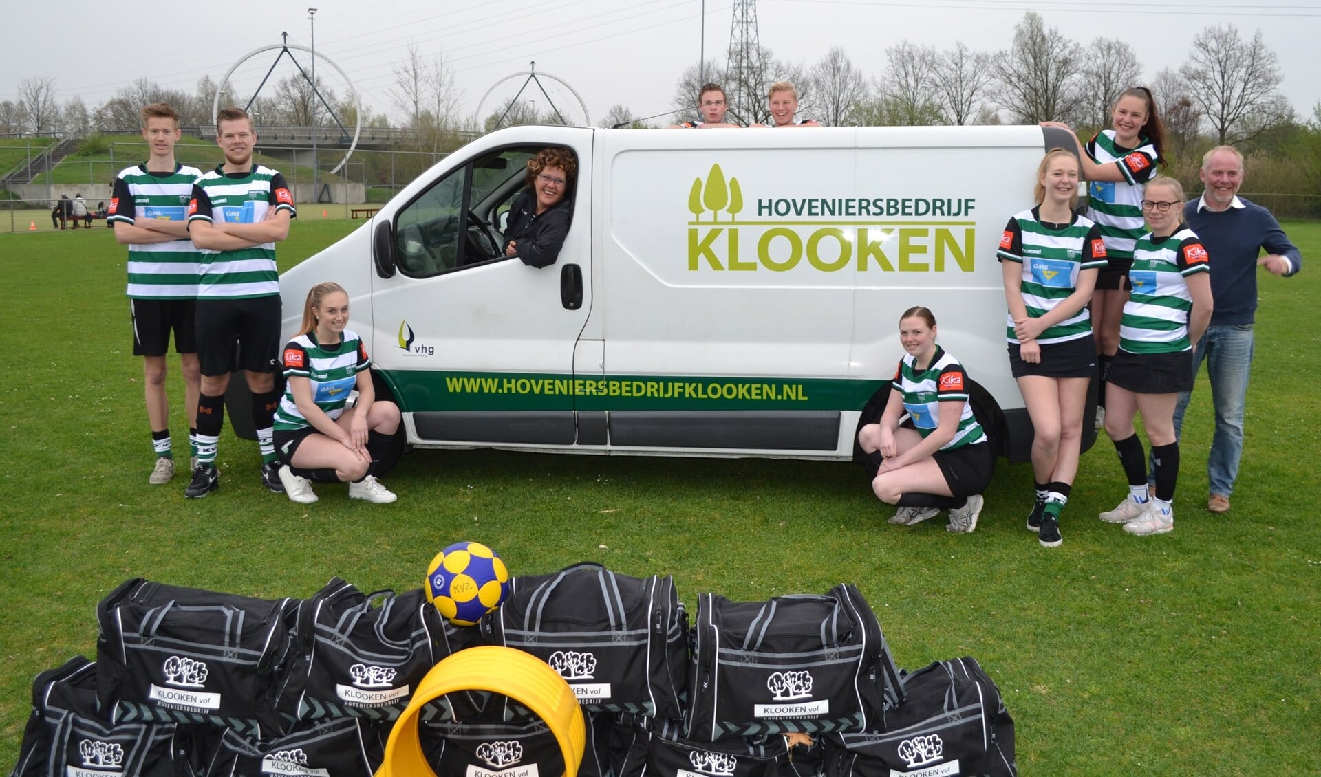 KVZ A1 samen met sponsor en eigenaar van hoveniersbedrijf Klooken. Foto: PR