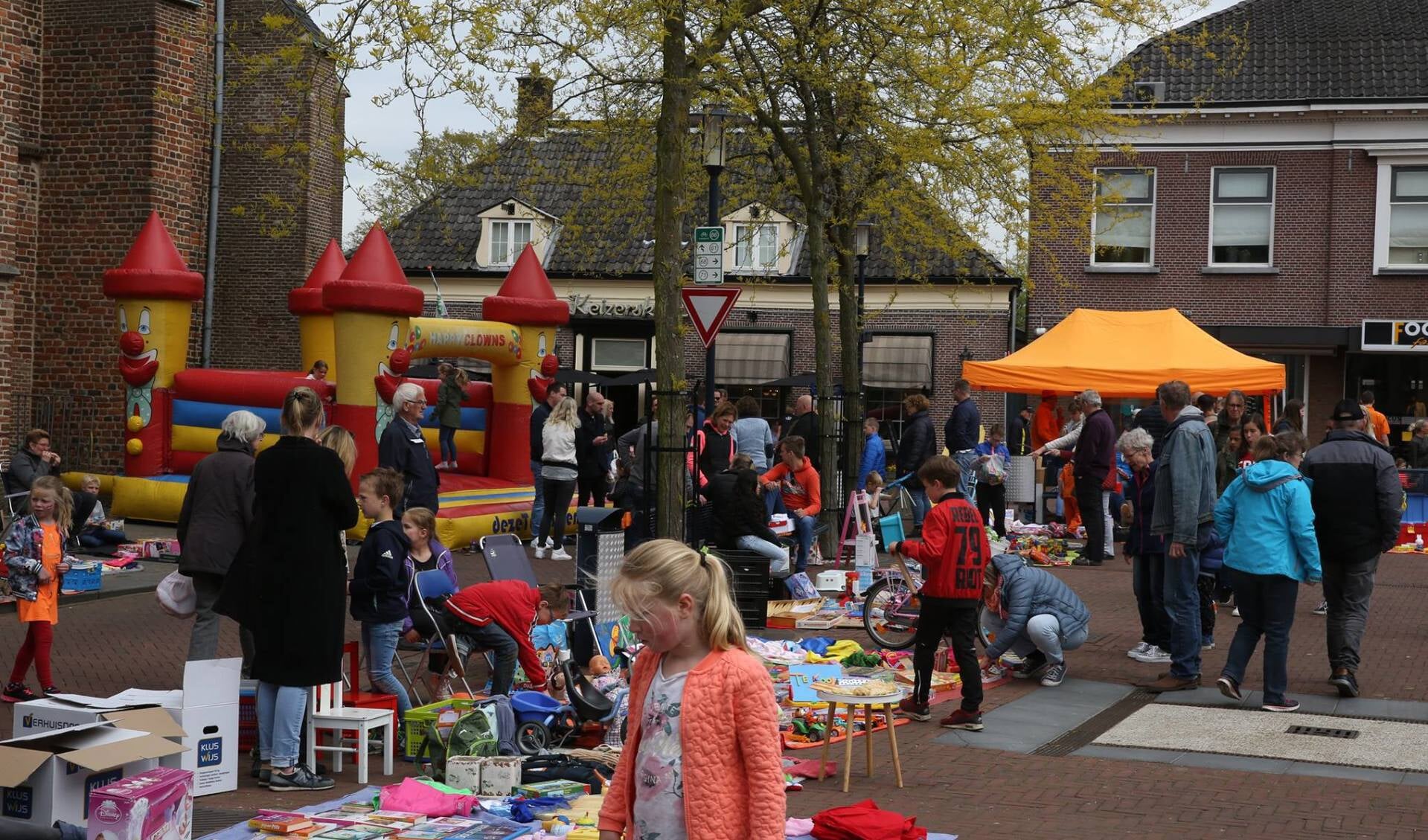Op het Kerkplein vond 's middags een Kindermarkt plaats waar tientallen kinderen hun overtollige speelgoed te koop aanboden. Foto: PR. 