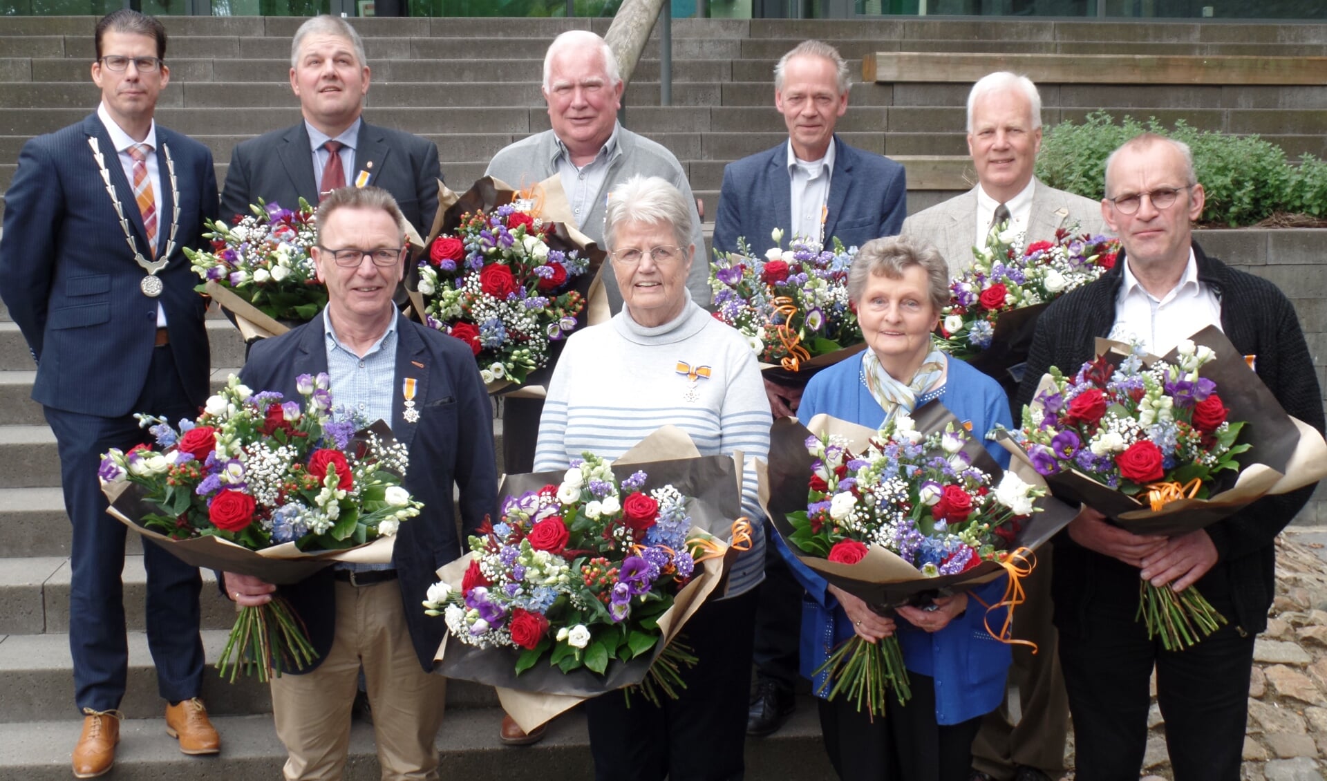 De acht Berkellanders die een Koninklijke Onderscheiding uit handen van burgemeester Joost van Oostrum ontvingen. Foto: Jan Hendriksen, 