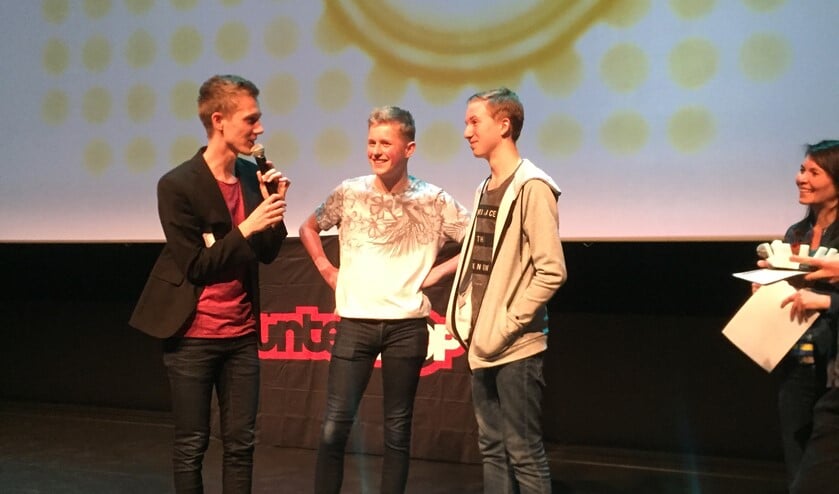 Prijswinnaars Miro Straub en Teun Ratering ontvangen de award. Foto: PR