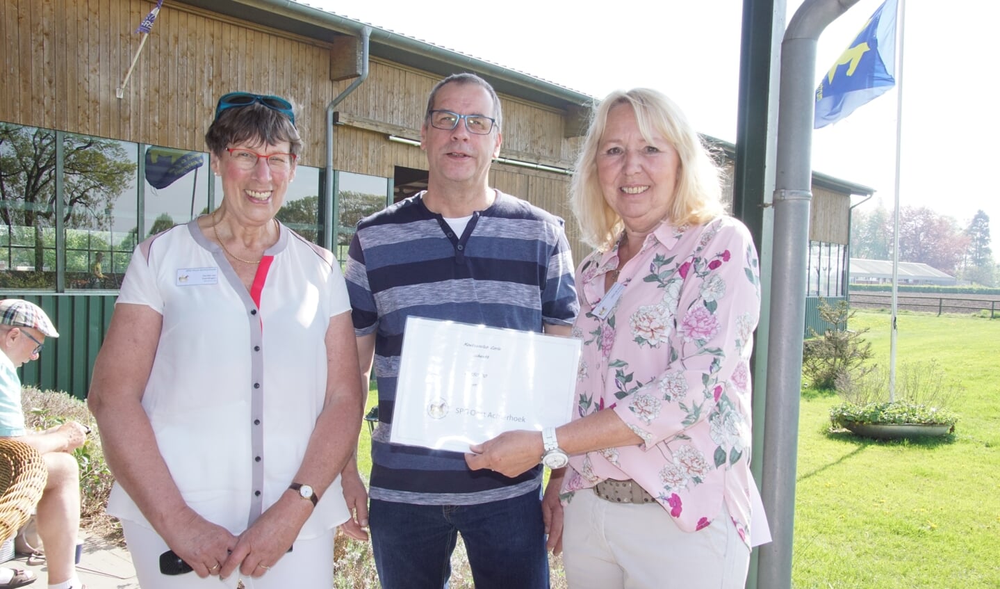 Gerdie van Everdingen, Jan Geessink en Lilian de Kort met de cheque van de Koetsenclub Corle. Foto: Frank Vinkenvleugel