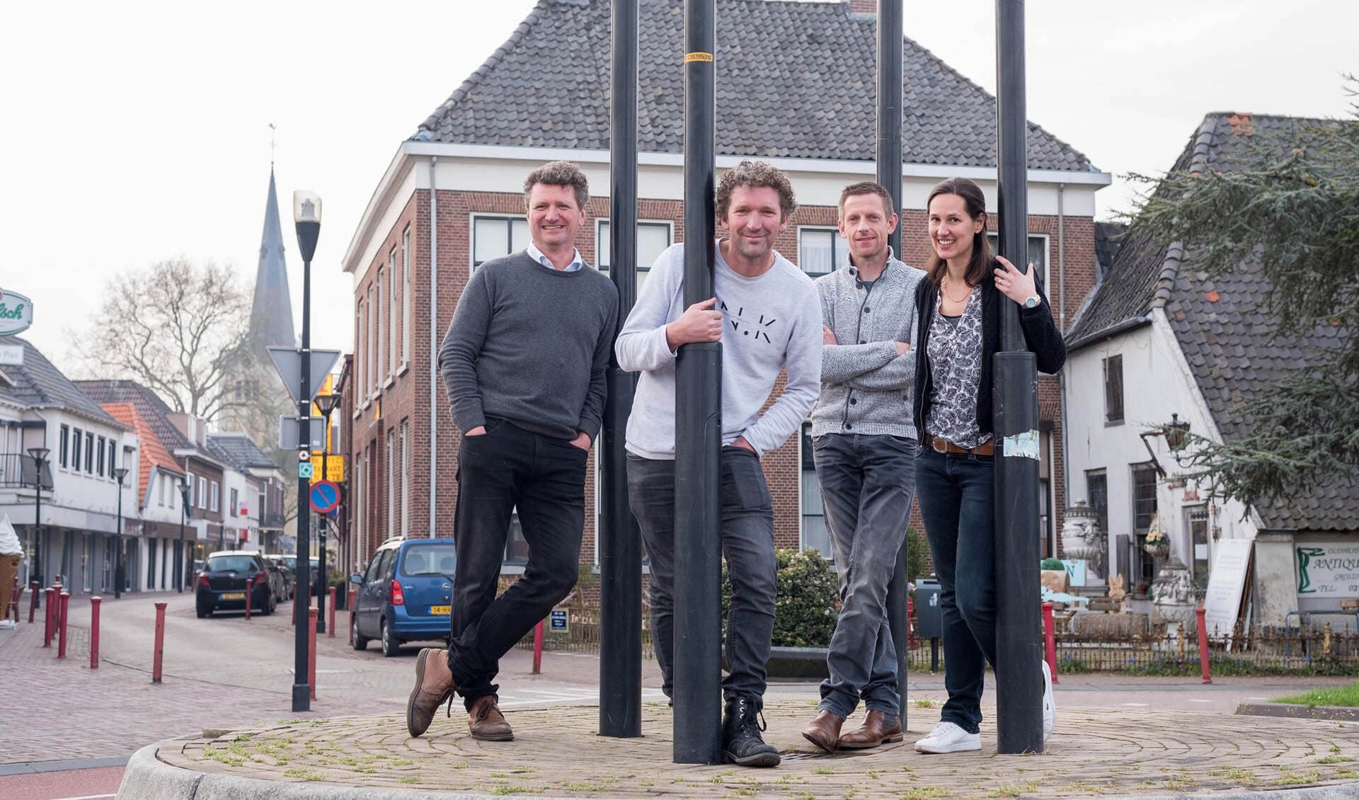 Bart Bresser, Ruuds Eijmans, Maarten Pols en Patricia Stols (vlnr) op de kop van de Grotestraat. Foto: Leonie Jansen