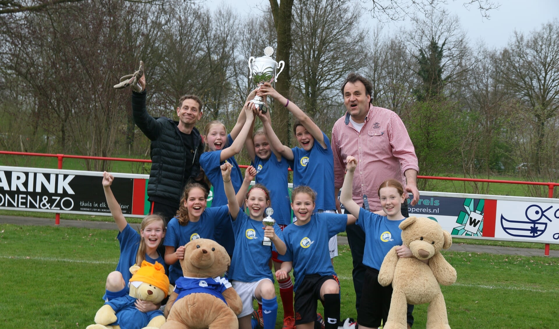 Het meisjesteam van de St. Jorisschool, dat kampioen werd. foto: PR
